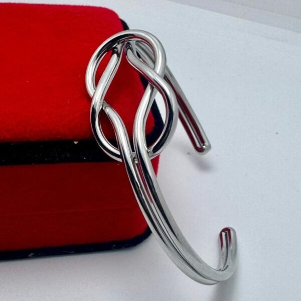 Bracelet Jonc en Métal Argenté avec Nœud Infini