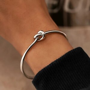 Bracelet Jonc Ouvert avec Nœud d'Amour